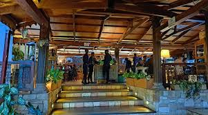 Elegant dining at Cantine Divino
